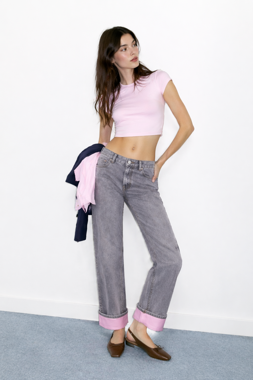 HEM PINK. Pantalón gris tiro bajo, con dobladillo en rosa palo.
